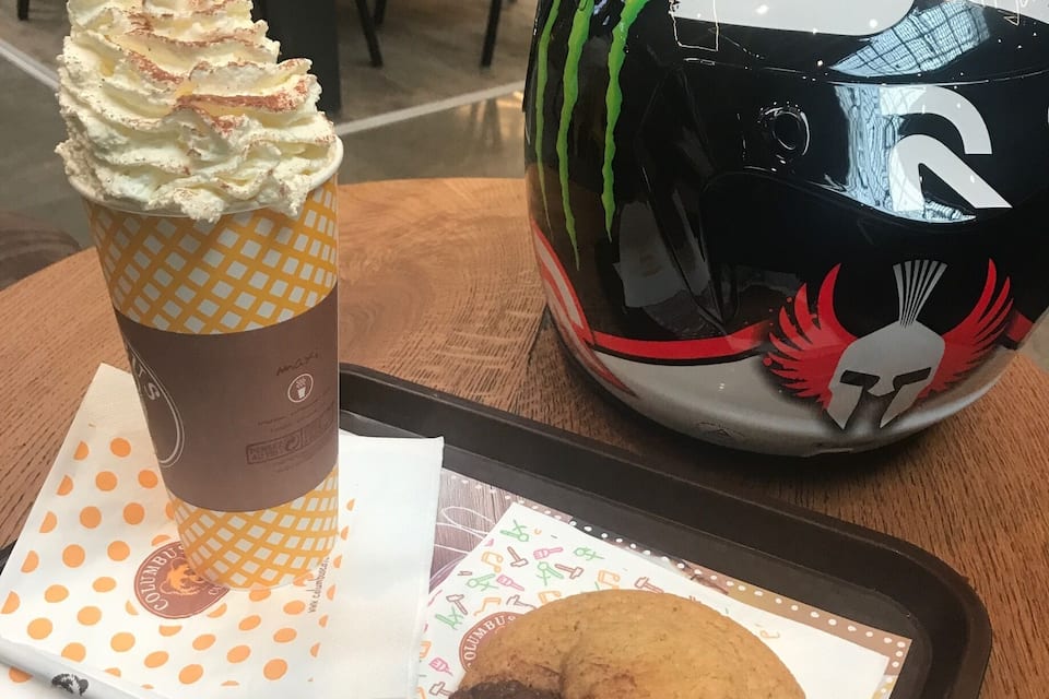 Une verrine de dessert, un casque et un biscuit sur un plateau.