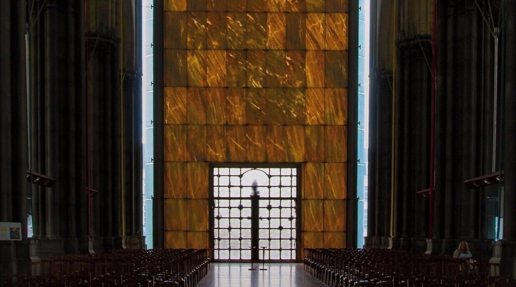 Another interior shot of the Notre Dame de la Treille.
Canon 100D
Sigma 18-35mm