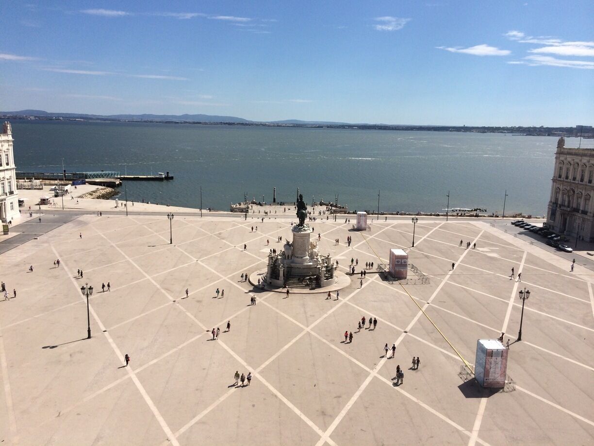 Going up the Rua Augusta arch for only 2,50€ gives you access to an amazing view over Praça do Comércio and the Tejo river. #Lisbon #Patterns