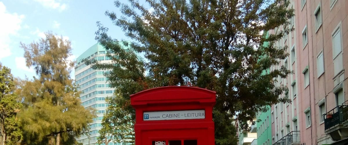 Cabin reading ! Anyone who has books they've read and does not want, can live that and bring others.... SHARE BOOKS.