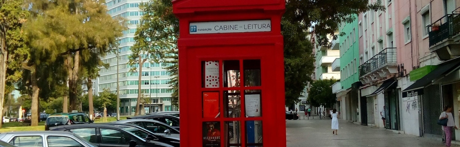 Cabin reading ! Anyone who has books they've read and does not want, can live that and bring others.... SHARE BOOKS.