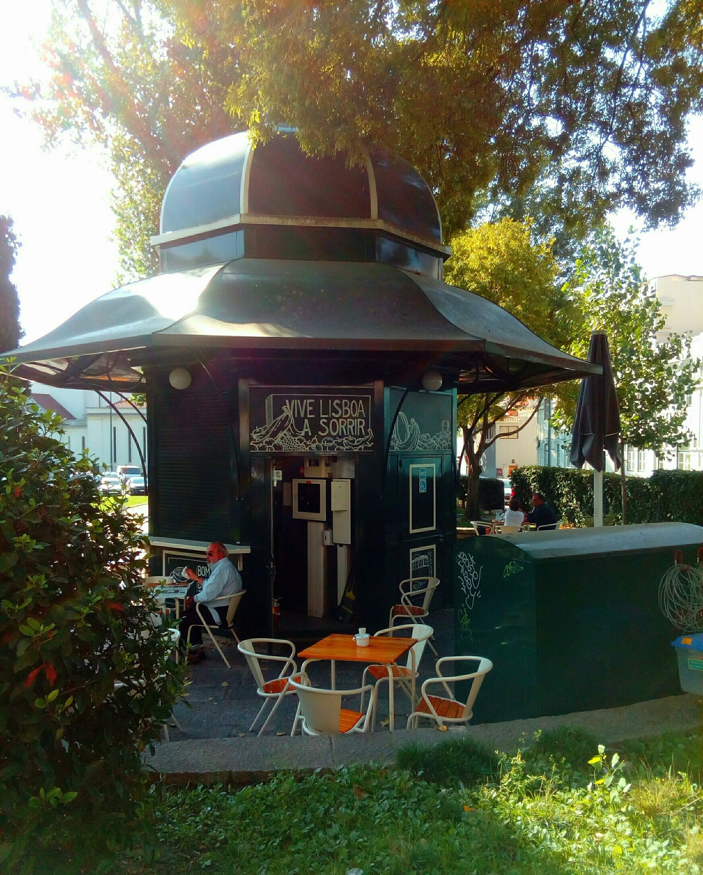 Lisbon kiosk ... small commercial spaces, arise in Lisbon in the 19th century, and have until today an animation program ..... this one has a phrase "live lisboa to smile" ....