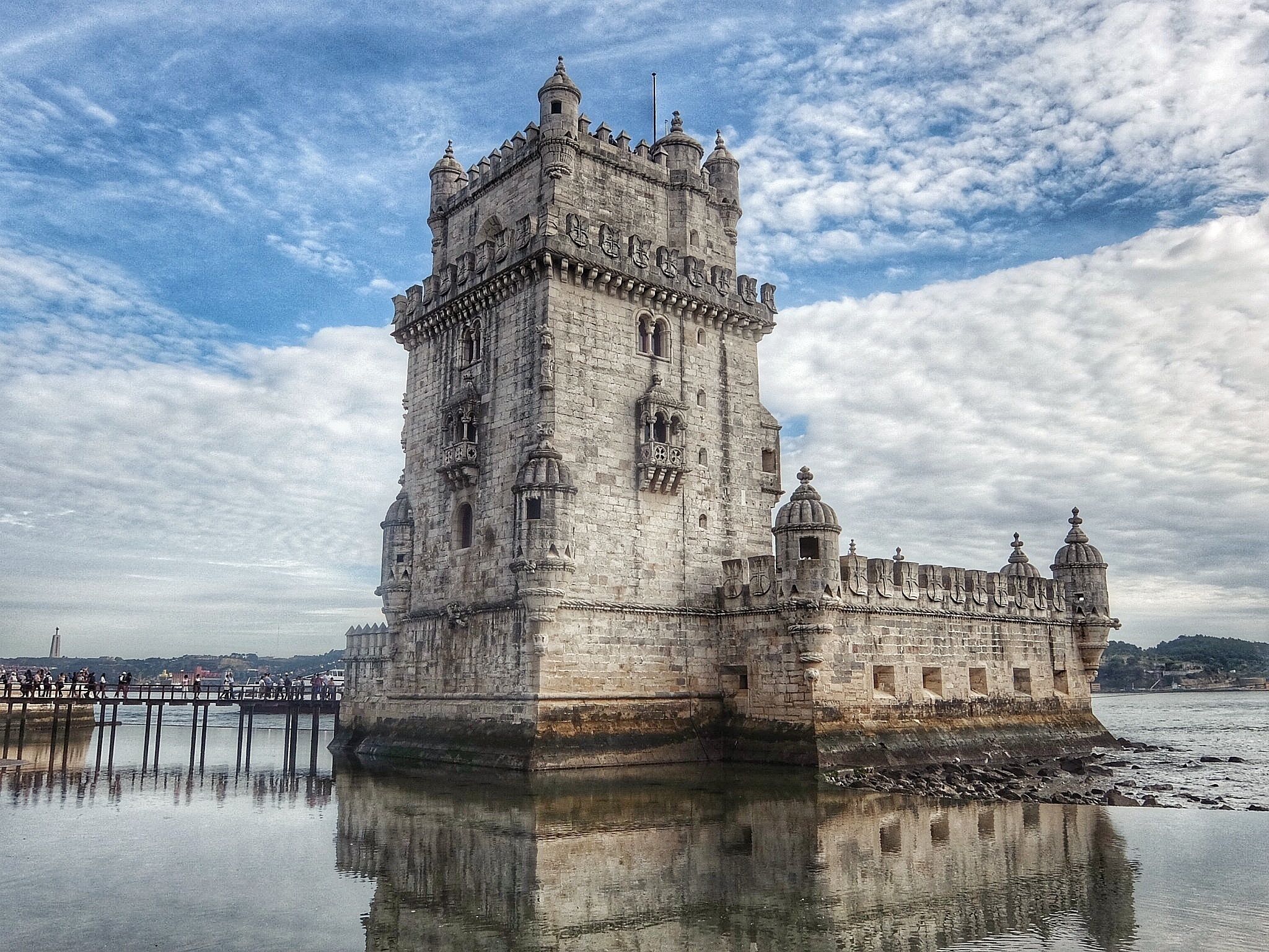Belem Tower is located in the town of Bethlehem, county and district of Lisbon in Portugal. On the right bank of the Tagus river, where there was once the beach of Bethlehem, it was originally surrounded by water around its perimeter. Over the centuries it was surrounded by the beach, even today incorporate the land.

One of the "ex libris" of the city, the monument is an icon of architecture of the reign of Manuel I of Portugal, in a synthesis between the tradition menagemde medieval tower and baluartemoderno where it had artillery pieces.

Over time the tower lost its defense function of the Tagus bar and, from the Philippine occupation, old barns gave way to the dungeons. In the four floors of the tower, remain the Governor's Room, the Sala dos Reis, Courtroom and finally the chapel with its features sixteenth century vaults.