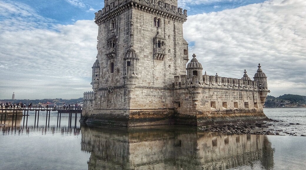 Belem Tower is located in the town of Bethlehem, county and district of Lisbon in Portugal. On the right bank of the Tagus river, where there was once the beach of Bethlehem, it was originally surrounded by water around its perimeter. Over the centuries it was surrounded by the beach, even today incorporate the land.
One of the "ex libris" of the city, the monument is an icon of architecture of the reign of Manuel I of Portugal, in a synthesis between the tradition menagemde medieval tower and baluartemoderno where it had artillery pieces.
Over time the tower lost its defense function of the Tagus bar and, from the Philippine occupation, old barns gave way to the dungeons. In the four floors of the tower, remain the Governor's Room, the Sala dos Reis, Courtroom and finally the chapel with its features sixteenth century vaults.