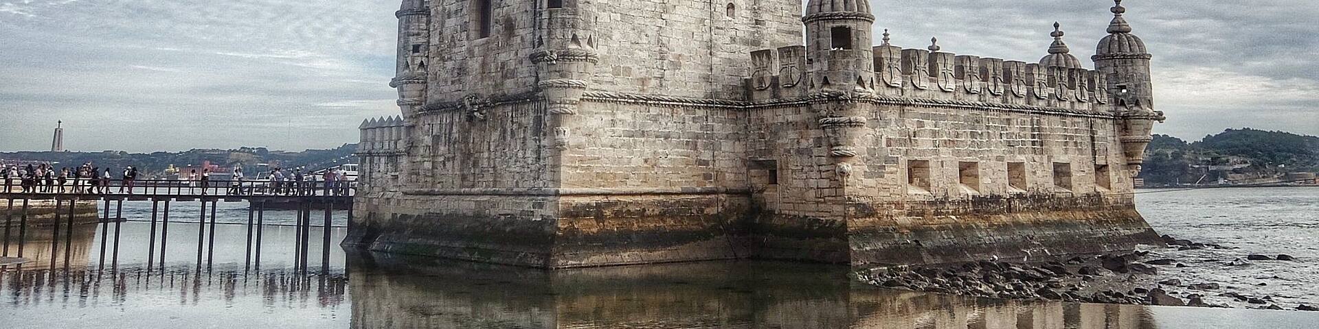 Belem Tower is located in the town of Bethlehem, county and district of Lisbon in Portugal. On the right bank of the Tagus river, where there was once the beach of Bethlehem, it was originally surrounded by water around its perimeter. Over the centuries it was surrounded by the beach, even today incorporate the land.
One of the "ex libris" of the city, the monument is an icon of architecture of the reign of Manuel I of Portugal, in a synthesis between the tradition menagemde medieval tower and baluartemoderno where it had artillery pieces.
Over time the tower lost its defense function of the Tagus bar and, from the Philippine occupation, old barns gave way to the dungeons. In the four floors of the tower, remain the Governor's Room, the Sala dos Reis, Courtroom and finally the chapel with its features sixteenth century vaults.