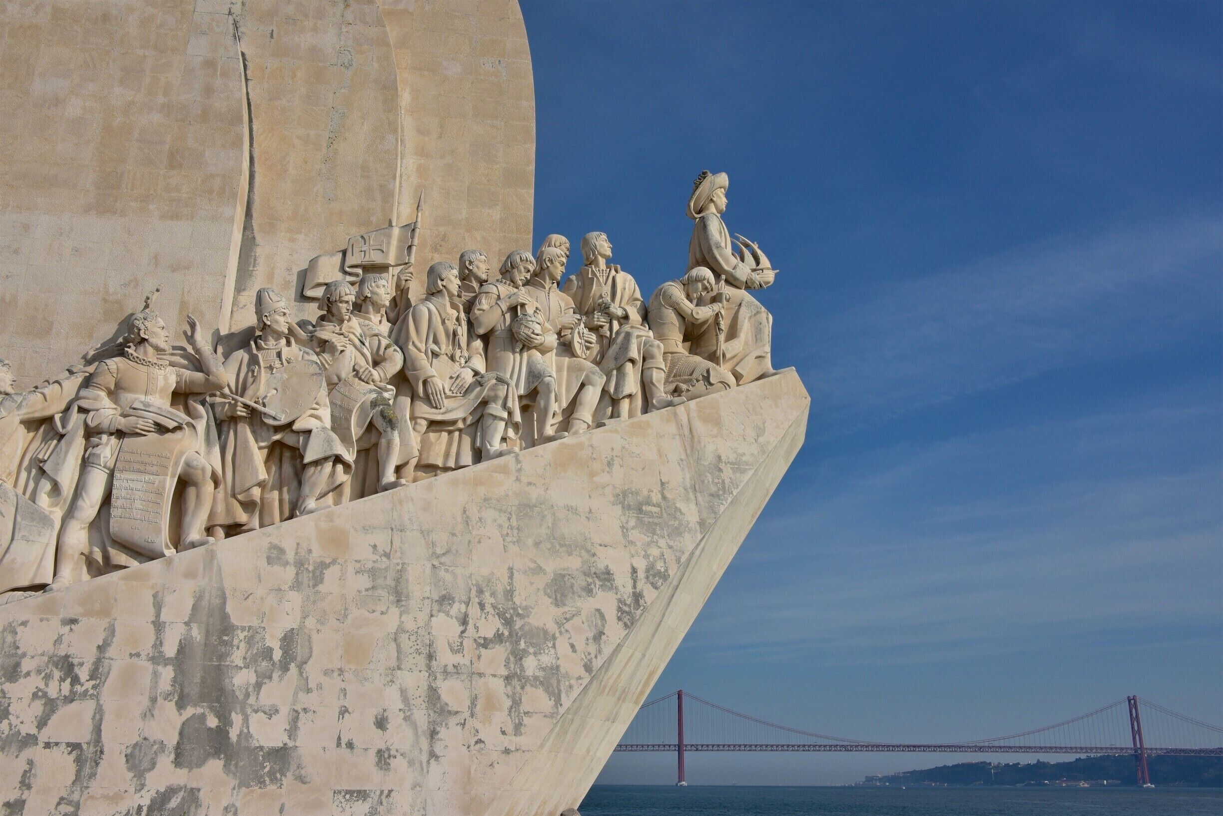 Located along the Tagus River, next to the Belém Tower.
The main statue represents Prince Henry the Navigator.
At the back of the monument: the 25 de Abril Bridge looks like the Golden Gate Bridge, in San Francisco