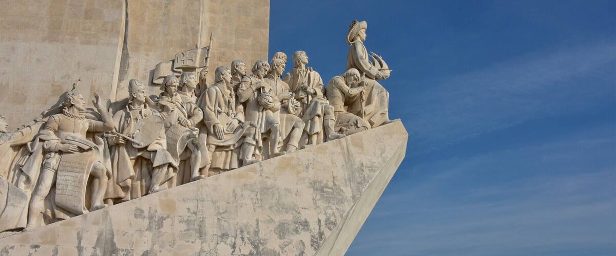 Located along the Tagus River, next to the Belém Tower.
The main statue represents Prince Henry the Navigator.
At the back of the monument: the 25 de Abril Bridge looks like the Golden Gate Bridge, in San Francisco