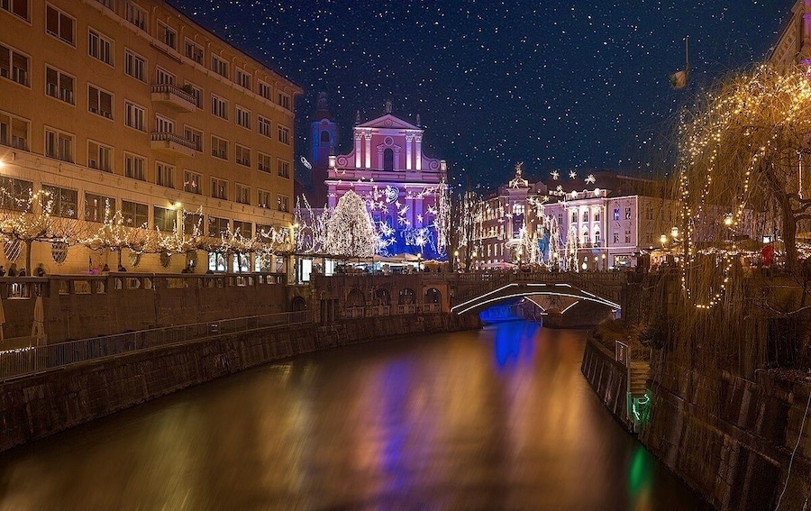 Ljubljana is the capital city of Slovenia. This photo is from last years chrismas when the city is beautifuly decorated.
#BvsCities #ljubljana #slovenia