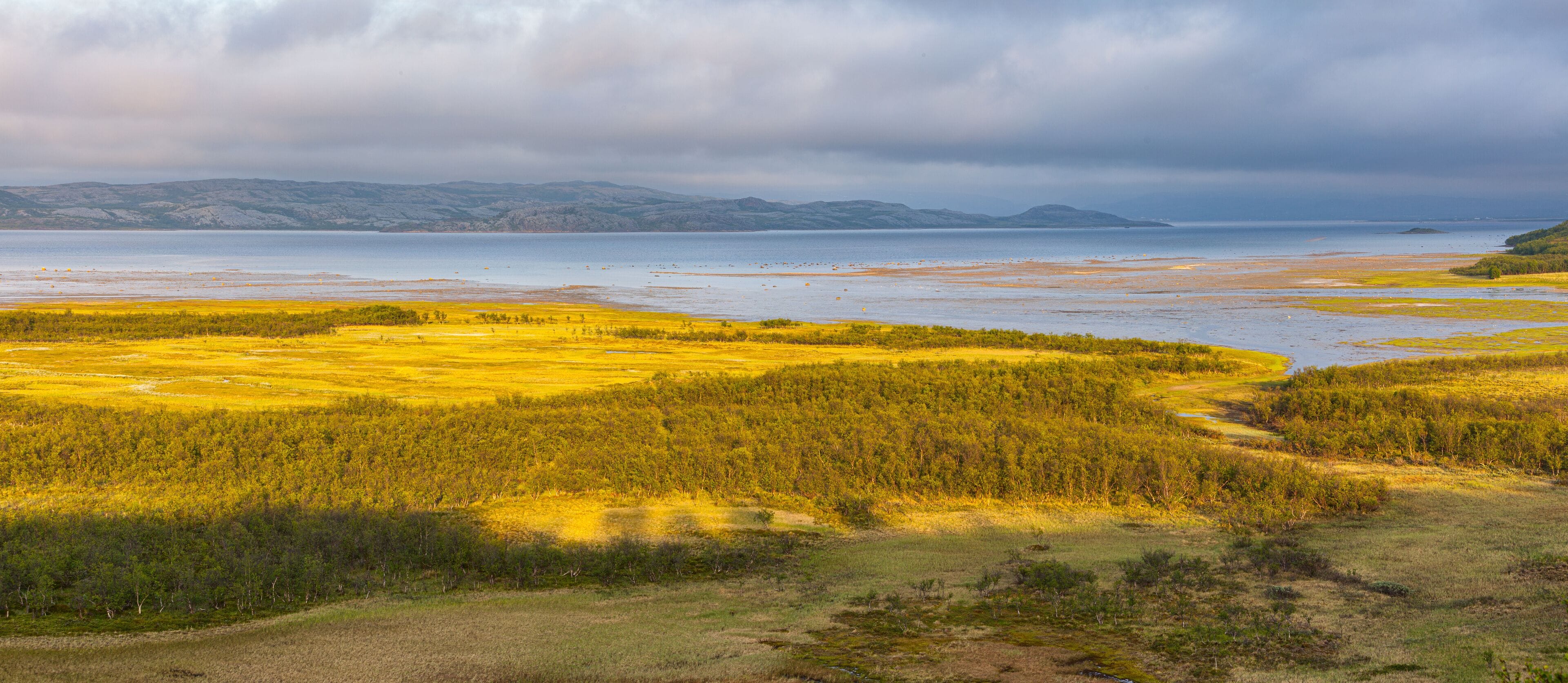 Midnightsun over the Porsangerfjord in the vicinity of Lakselv, Finnmark, Noorwegen