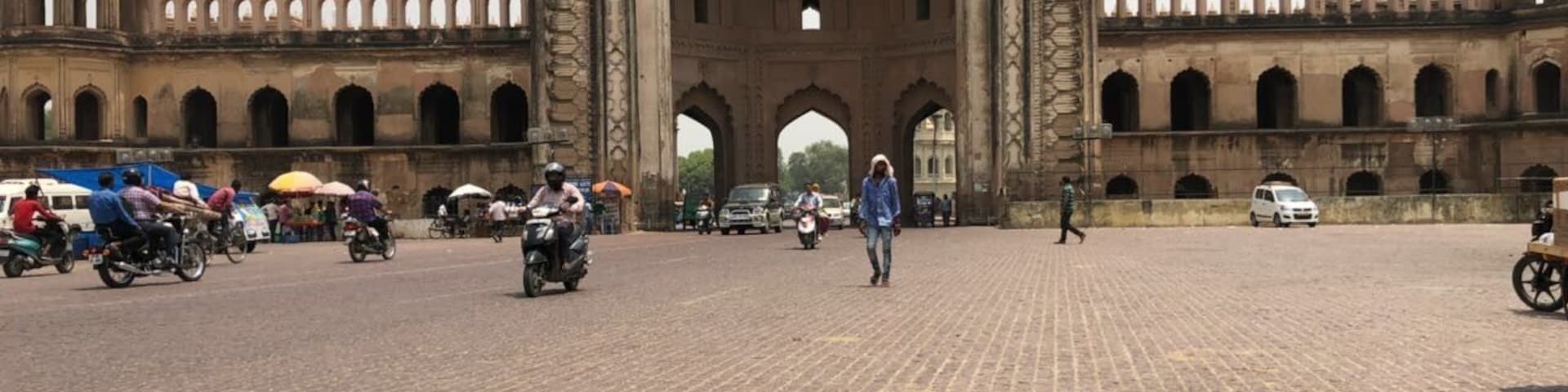 Lucknow where old city charam can be felt all around. This darwaza was made for the nawab's wife Romi. Hence the name romi darwaza was kept for this beautiful monument🤩