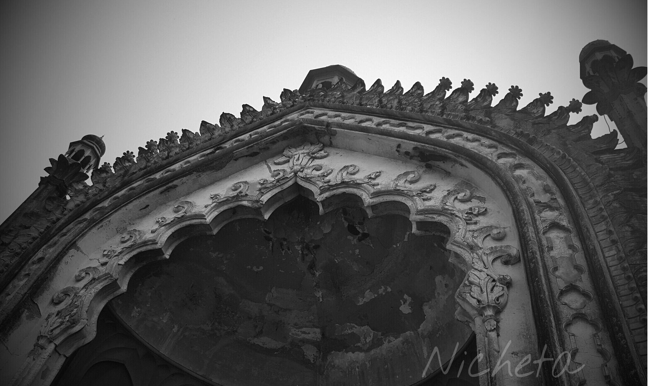 This 60ft gateway represents the heart and soul of Awadhi architecture. It is inspired by the gateways of Constantinople.The name Rumi Darwaza has been derived from Persian 'Rumi' that means Rome. Rome was also applied to the city of Constantinople.
#awadhi #architecture #india #lucknow
#history
