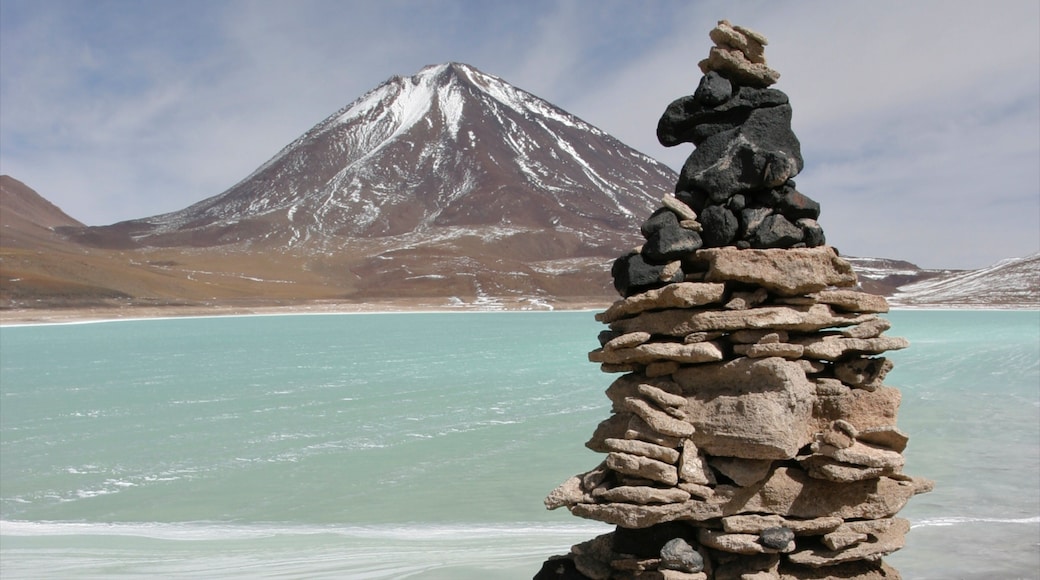 Bolívia caracterizando neve, um lago ou charco e montanhas