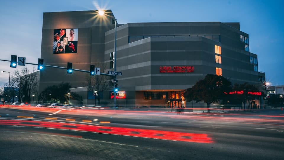 Un edificio moderno con un gran cartel y un letrero que dice "Lloyd Center".