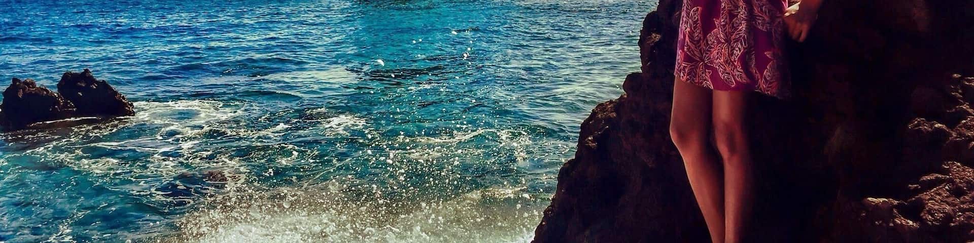 Took a short stop to soak in the amazing views of Shark Bay, home to Pu'upehe aka Sweetheart Rock in #Lanai #Hawaii. The cool breeze and blue waters are mesmerizing! #waterlust #ocean #beach