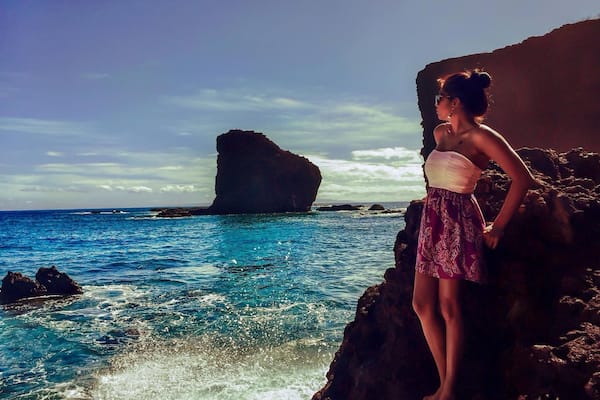 Took a short stop to soak in the amazing views of Shark Bay, home to Pu'upehe aka Sweetheart Rock in #Lanai #Hawaii. The cool breeze and blue waters are mesmerizing! #waterlust #ocean #beach