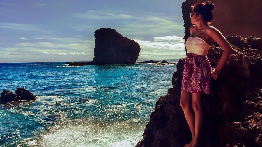 Took a short stop to soak in the amazing views of Shark Bay, home to Pu'upehe aka Sweetheart Rock in #Lanai #Hawaii. The cool breeze and blue waters are mesmerizing! #waterlust #ocean #beach