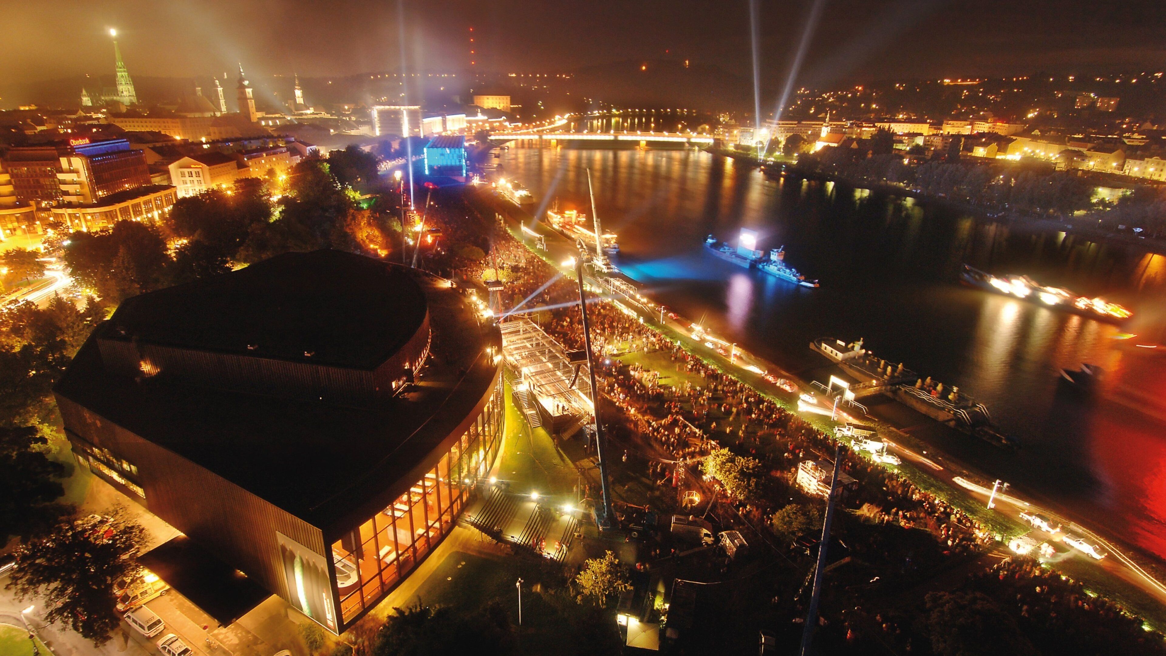 Linz cho thấy cảnh đêm, thành phố và sông lạch