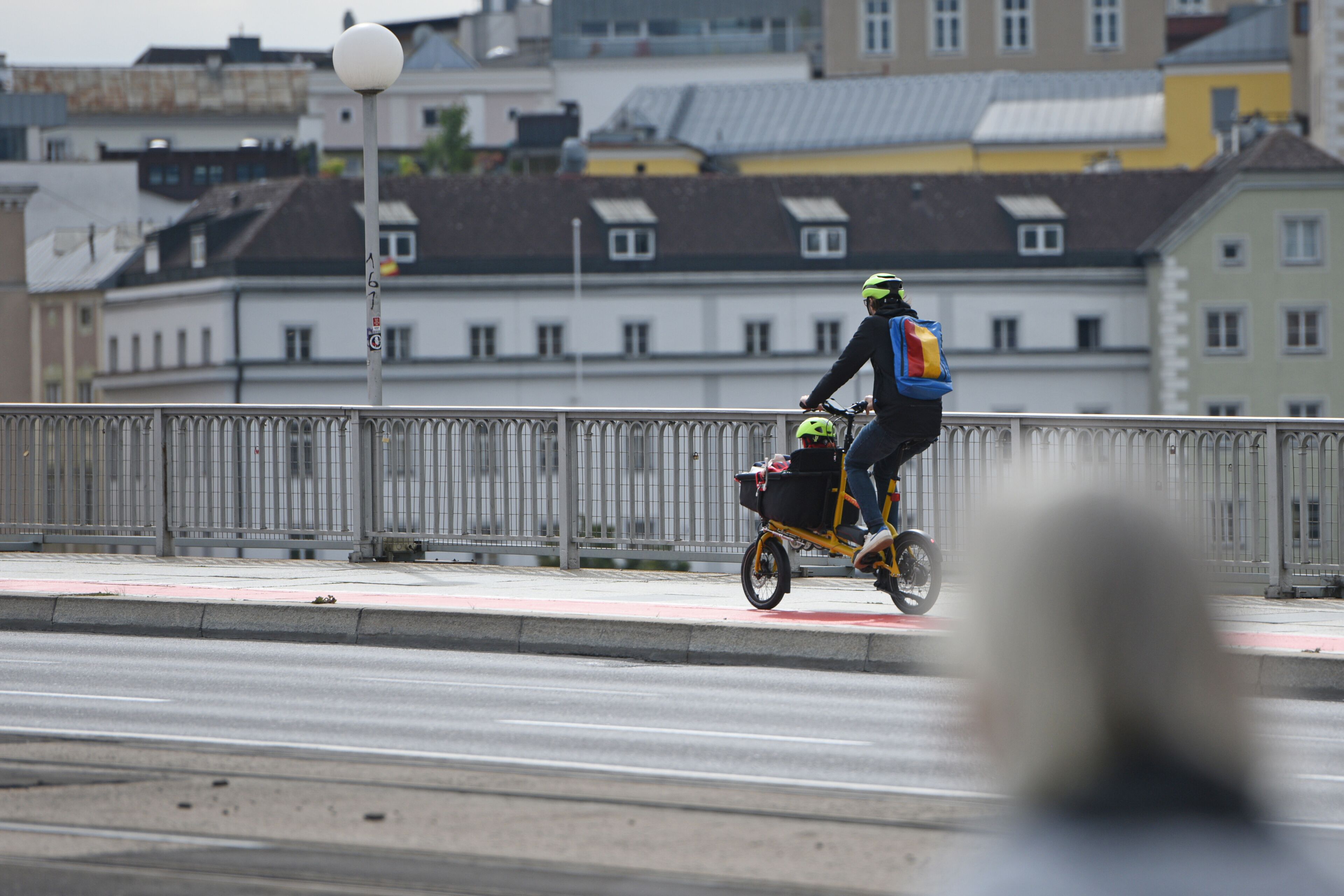 Radfahrer auf der Nibelungenbrücke in Linz, Österreich, Europa