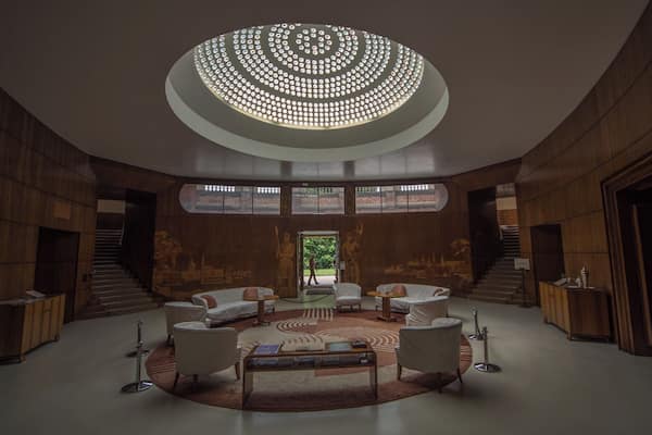 Foyer Eltham Palace
Once a Medieval Palace and then a Tudor one ,with a rich Royal history stretching back to William the Conquerer.
It was left to nature and neglect, until Stephen and Virginia Courtald, the textile magnates. constructed an Art Deco mansion,amongst the ghosts, in 1933..
The combination of Art Deco, which is fused with the Medieval, marrying the modern to a 13th Century Great hall, is unique in the world. #Culture #History