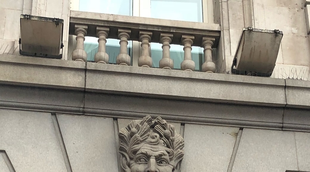 The most expensive hotel in London.
#teamsquirrel #troverwalk