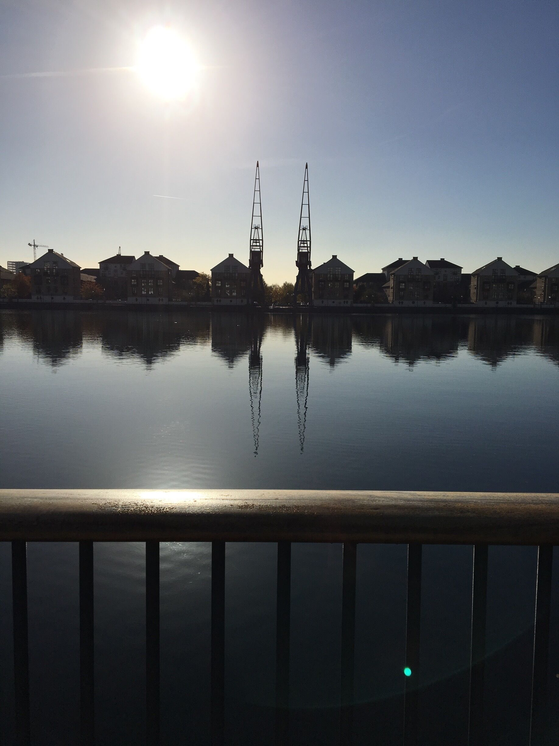 Just outside the ExCel conference centre in London’s docklands you can stroll along the wharf and see the cable cars crossing over to the O2 arena with the cityscape behind them. #UrbanJungle 