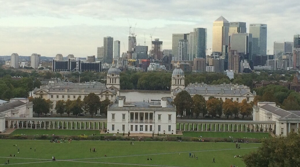 The view across to Canary Wharf from the Royal Observatory at Greenwich. Old Royal Naval college in the foreground.
