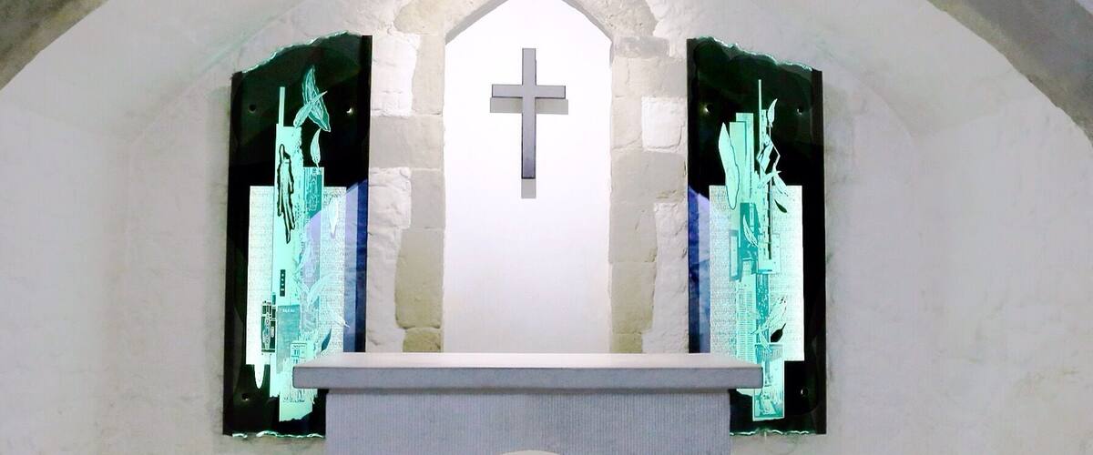 St. Bride's Church on Fleet Street in London is tucked away in the medieval area of Blackfriars. The church is home to a medieval crypt whose c. 500 AD walls you can still see, and best of all, the Lady Chapel. This chapel is from the medieval period, redone after the First World War. A wonderful, peaceful setting to center yourself. #architecture #london #church #history #medieval