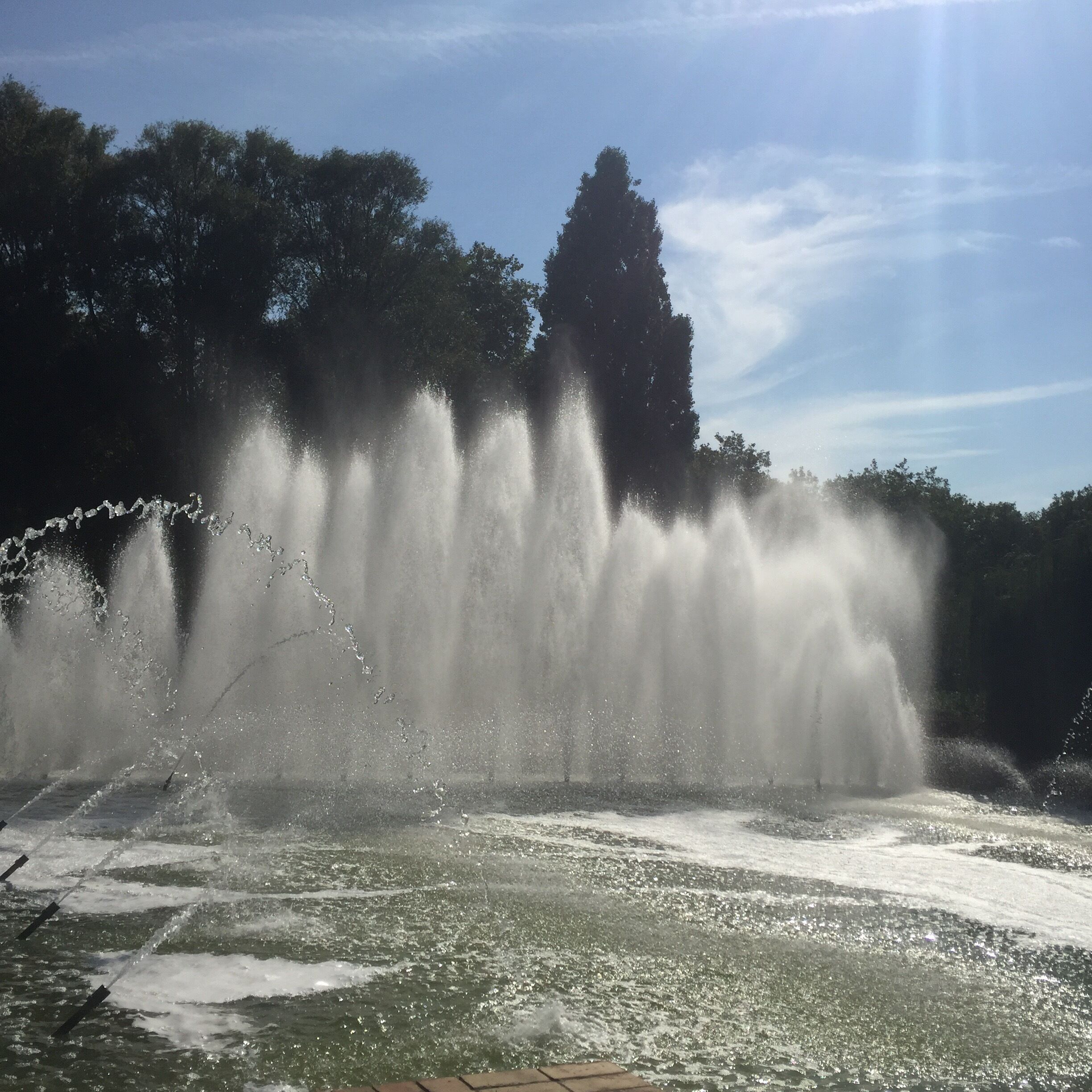 #EndlessSummer On these cold October days, just looking at this picture of what must have been the hottest summer day in London spent in one of London's most popular parks for athletes and tanners alike warms me up and reminds me that soon enough high temperatures and water fountains will emerge again! 