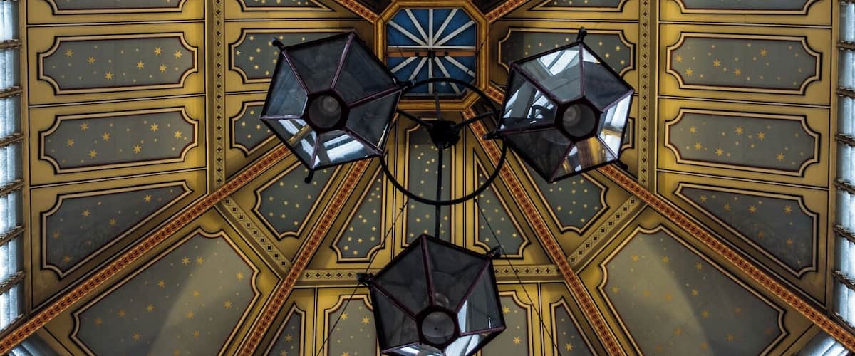 The centre piece of the roof in Leandenhall Market in the financial district of the City Of London.
This place is a beautiful example of tradition in architecture. The design actually dates to around 1880 and was designed by Sir Horace Jones. The market itself has been in existence on this spot since the 14th Century. Simple capture on my Fuji XT2 with the 18-55mm Kit lens looking straight up ! #details #history #london #architecture #building