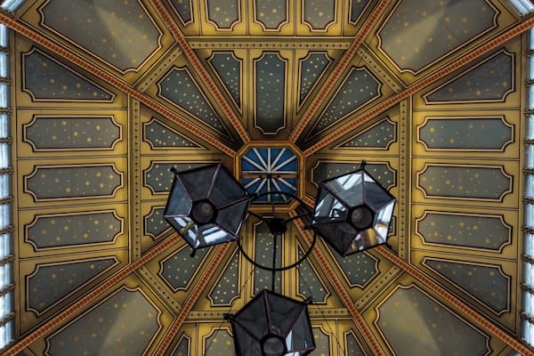 The centre piece of the roof in Leandenhall Market in the financial district of the City Of London.
This place is a beautiful example of tradition in architecture. The design actually dates to around 1880 and was designed by Sir Horace Jones. The market itself has been in existence on this spot since the 14th Century. Simple capture on my Fuji XT2 with the 18-55mm Kit lens looking straight up ! #details #history #london #architecture #building
