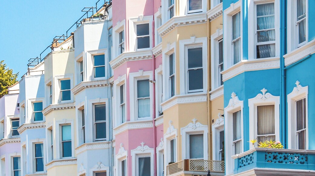 Notting Hill is one of my favourite borough. All these colorful houses bring joy and happiness!
#Perspectives
#london #city #nottinghill #notting #colorful #architecture #perspective #colors #house #rainbow #pastel