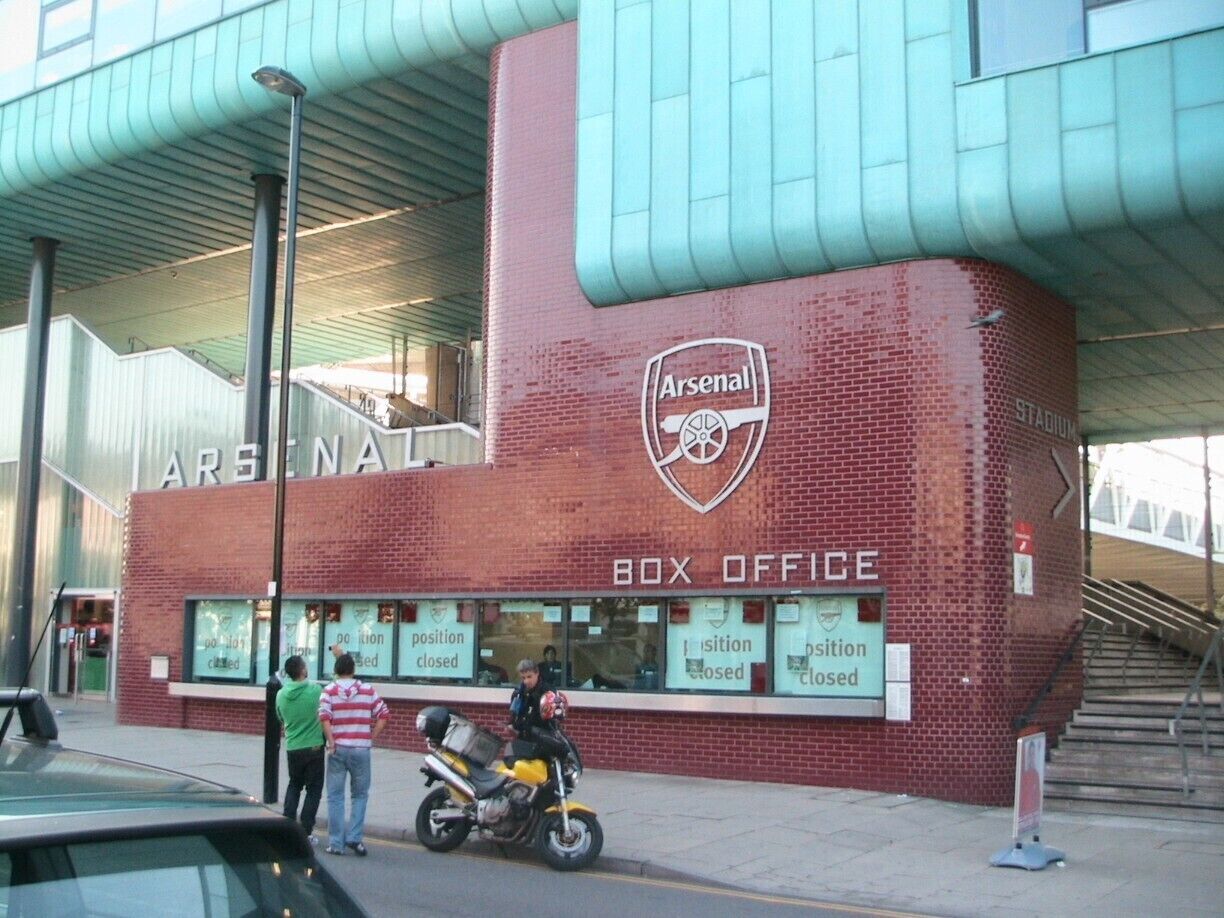 i am not a football fans
Since i get a day ticket for London Underground
So drop by to take some photo 
i didn't realize it so near to London...
i first saw the stadium when i was travel by train London to Potters Bar ( RVC, Hawkshead Campus)