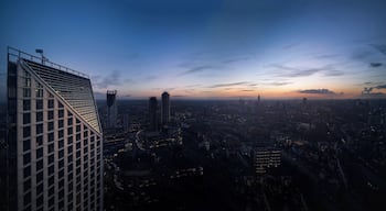 Great buzzing area of south London where so many new skyscrapers are popping up!
#UrbanJungle #BvSquad #Lodon #Drone #aboveitall