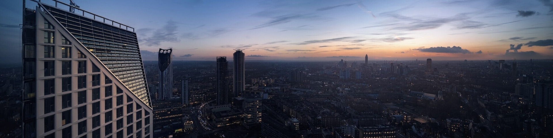 Great buzzing area of south London where so many new skyscrapers are popping up!
#UrbanJungle #BvSquad #Lodon #Drone #aboveitall