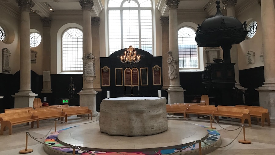 Altar
Artist: Henry Moore.
Date: 1972.
Material: Travertine marble.
Nearest station: Bank.