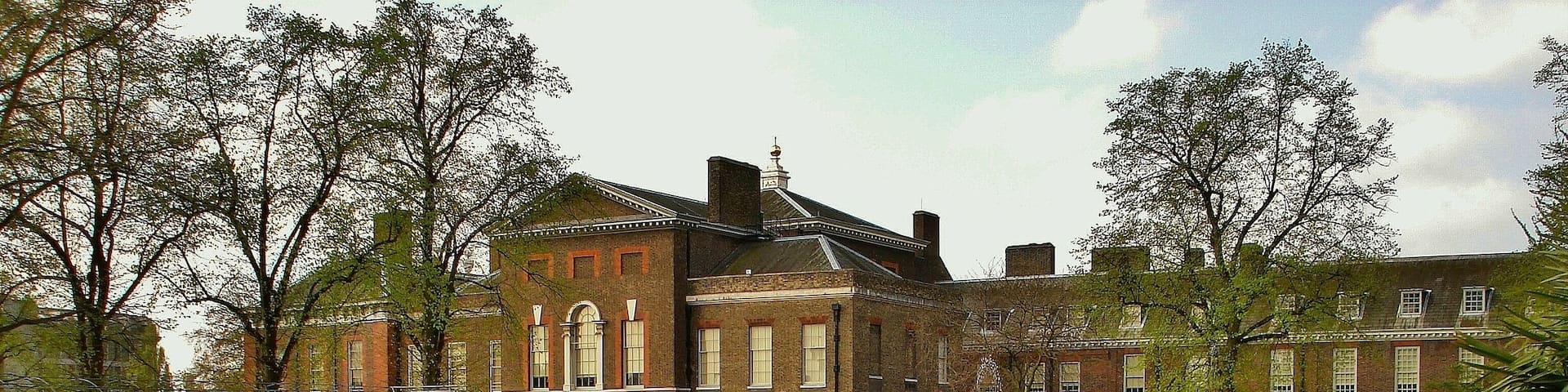 Live colours in Kensington Palace Gardens
# London,UK