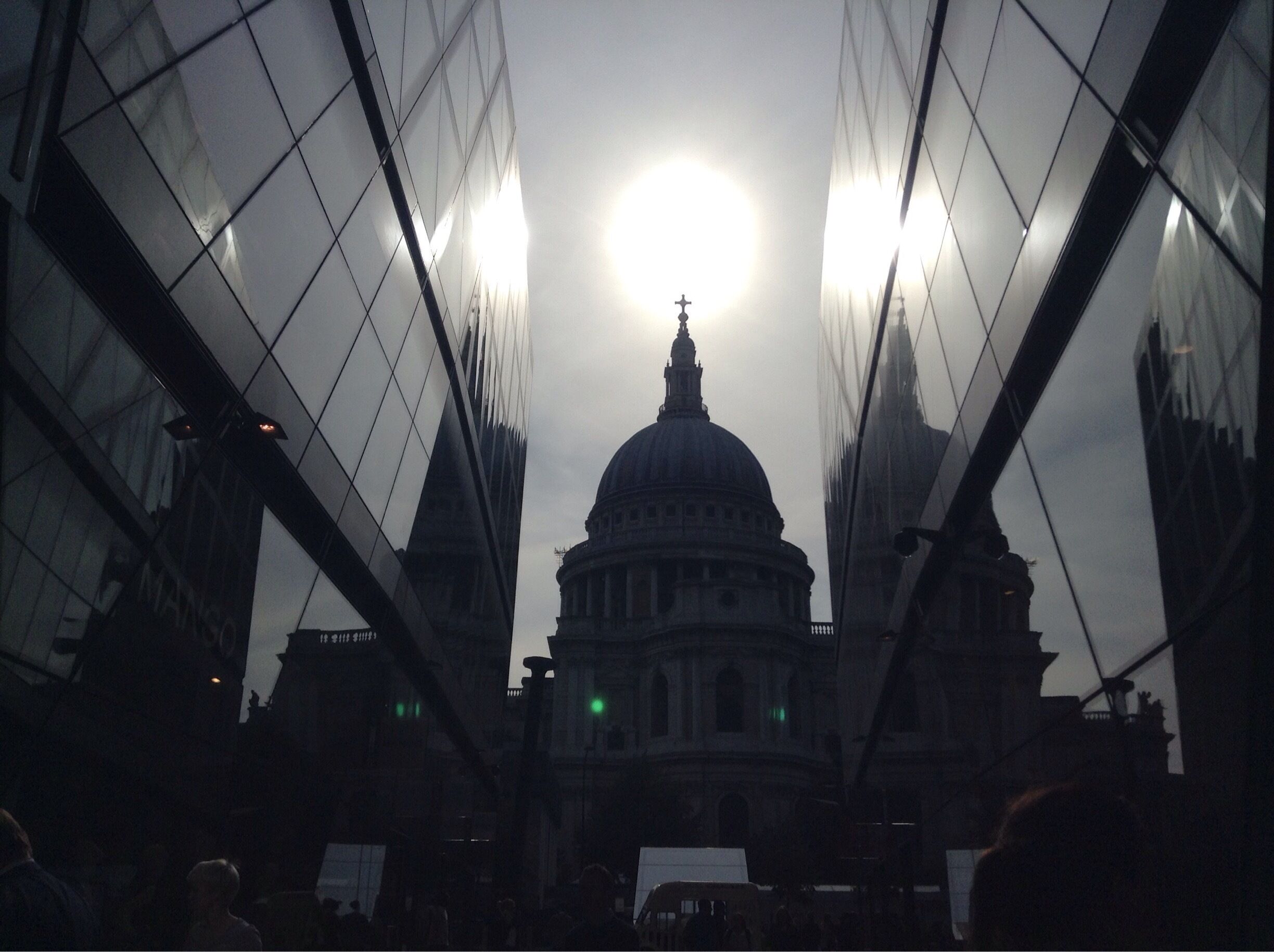 #reflection #differentview #stpauls #cathedral #stpaulscathedral #uk #london #monument #bridgeofmemoriesontravel
