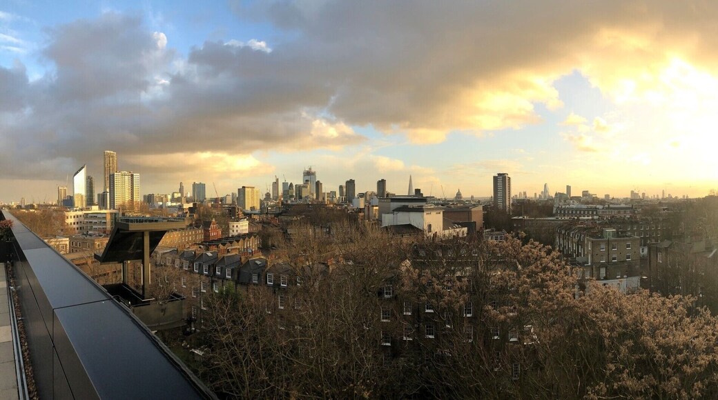 The start of a winter sunset at our very own Angel Building in London! #lifeatexpedia #urbanjungle