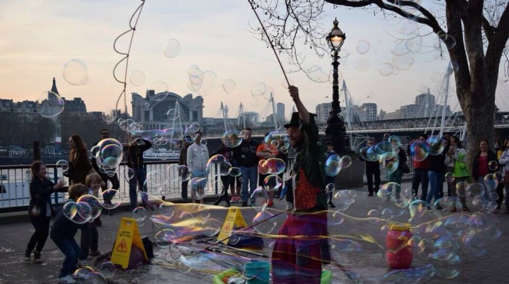 Bubbly afternoon along River Thames