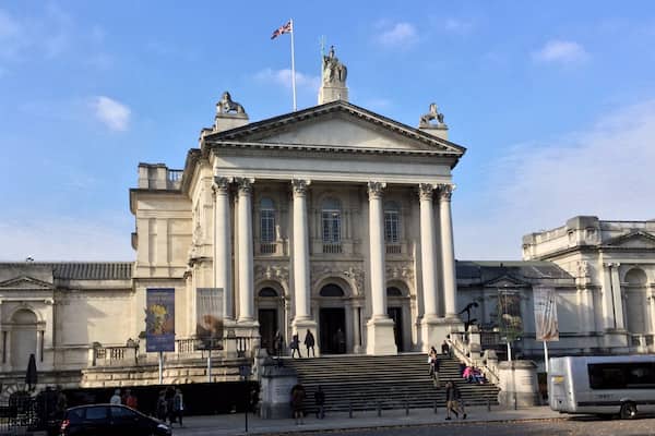 “If you want to live a happy life, tie it to a goal, not to people or things.”
― Albert Einstein
Although artists may not live a happy life, I think that they do find a certain solace that others don't. And, I thank them for their sacrifice to this selfish pursuit as it brings to light a certain truth that our world no longer seems to cherish, but should.
#London