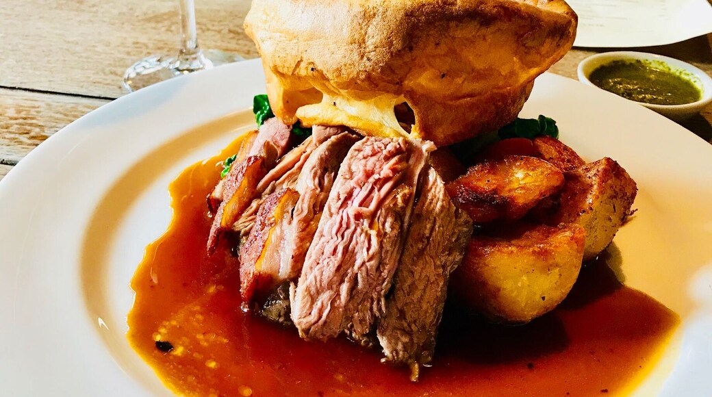 If you don’t know where to lunch on a Sunday at noon, I suggest that you push the door of The Captain Cook in Fulham, London.
There, in this superb and comfy traditional English pub, let the friendly staff serve you a magnificent Sunday roast.
Personally I picked the lamb . The meat, tender and tasty, literally melts in the mouth, the gravy is gorgeous, the Yorshire pudding awesome and the homemade chips delicious. Not to mention the indispensable mint sauce, the nightmare of many generations of french students, lol !
Drinking a large glass of red french Malbec wine to accompany this emblematic english meal will be a delightful way of celebrating the Entente
Cordiale! 🇬🇧 🇫🇷 😉
#GoodEats