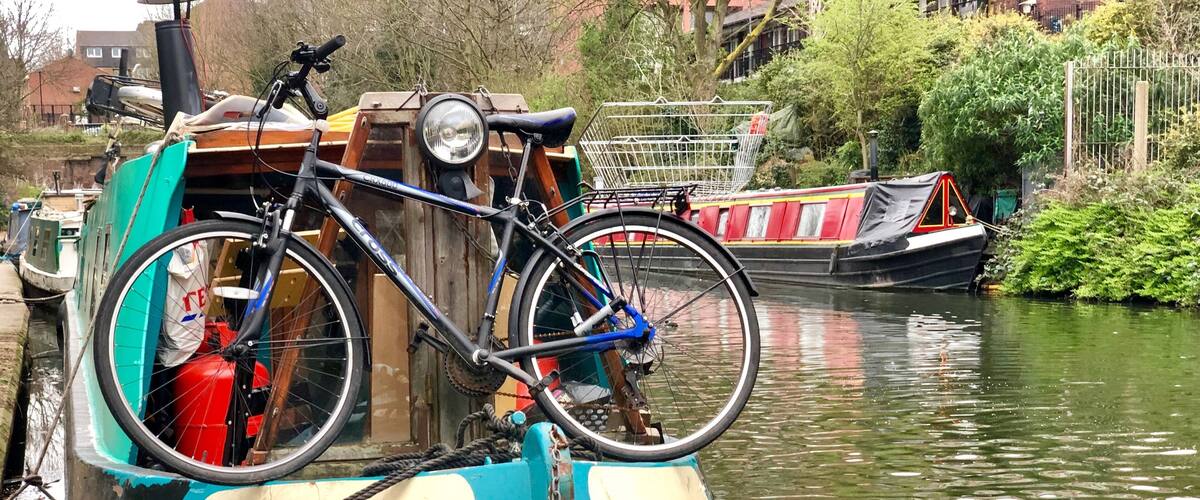 Finding the Regent's canal was such a delightful surprise! It was charming to walk to the Expedia London Office past houseboats where people have created vibrant lives along the river. As avid bicyclists, this home in particular called to us - it looks like such an adventurous life. #LifeAtExpedia