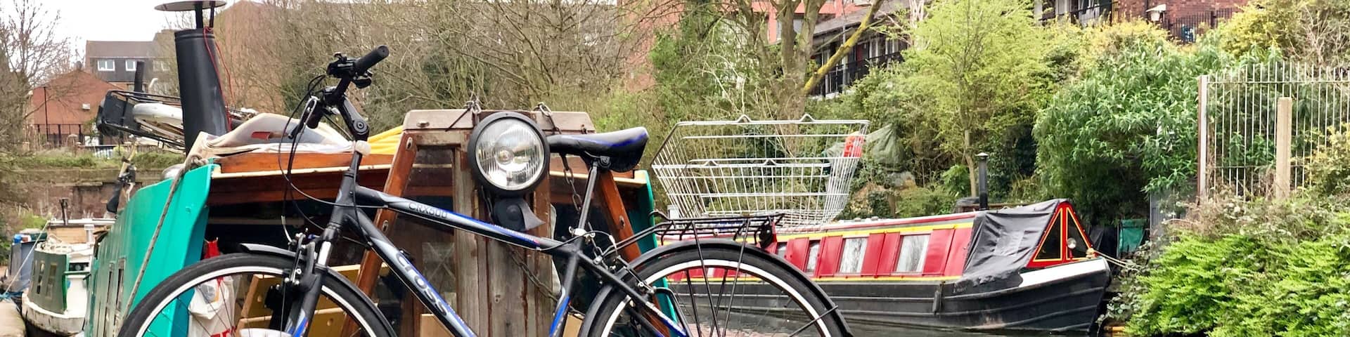 Finding the Regent's canal was such a delightful surprise! It was charming to walk to the Expedia London Office past houseboats where people have created vibrant lives along the river. As avid bicyclists, this home in particular called to us - it looks like such an adventurous life. #LifeAtExpedia