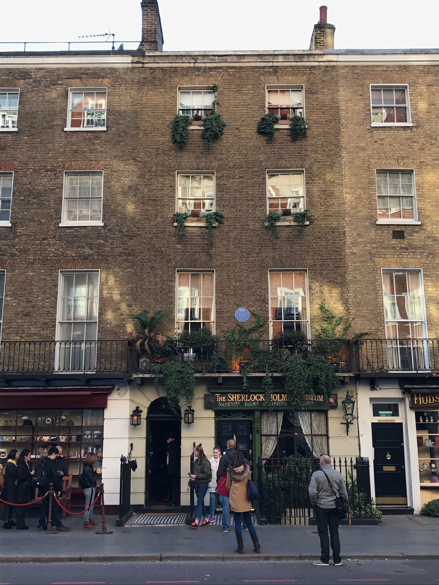 The Sherlock Holmes Museum. Opened 26 years ago, this is a privatey run museum dedicated to the fictional detective, Sherlock Holmes. Situated in busy Baker street, it bears the number 221B although it lies between numbers 237 and 242. #sherlockholmes #doctorwatson #mrshudson #bakerstreet