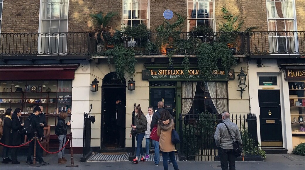 The Sherlock Holmes Museum. Opened 26 years ago, this is a privatey run museum dedicated to the fictional detective, Sherlock Holmes. Situated in busy Baker street, it bears the number 221B although it lies between numbers 237 and 242. #sherlockholmes #doctorwatson #mrshudson #bakerstreet