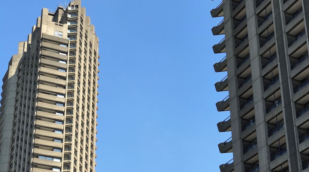 The towers of the Barbican Centre on a sunny London’s day
#lifeatexpedia #urbanjungle