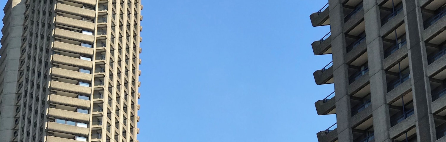 Dois edifícios altos com um céu azul límpido ao fundo.