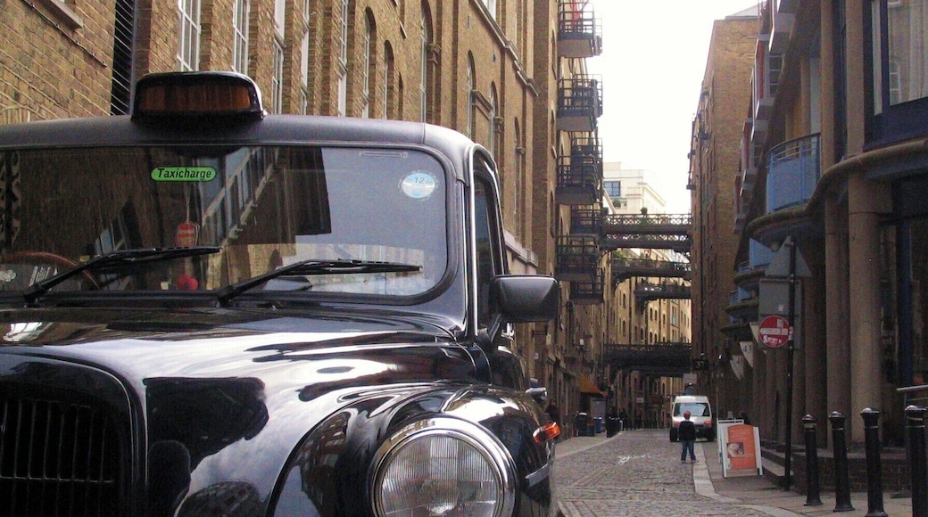 Butlers Wharf, London...just near the Tower Bridge. Old warehouses, now converted into frightfully (no doubt) expensive apartments...ah, if only I could afford to live there.
And how cool are London Black Cabs.
17.2.2006