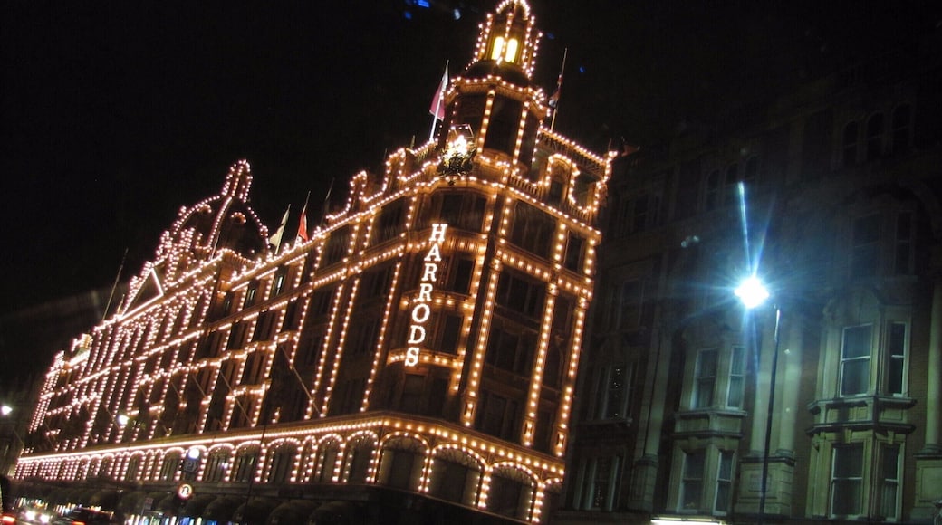 Harrods Department Store is really beautiful by night