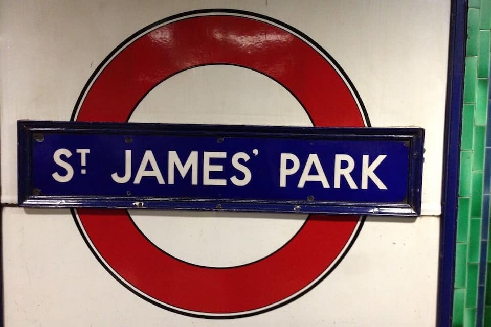 Un cartel azul con letras blancas que dice "ST. JAMES' PARK" sobre un círculo rojo con borde negro.